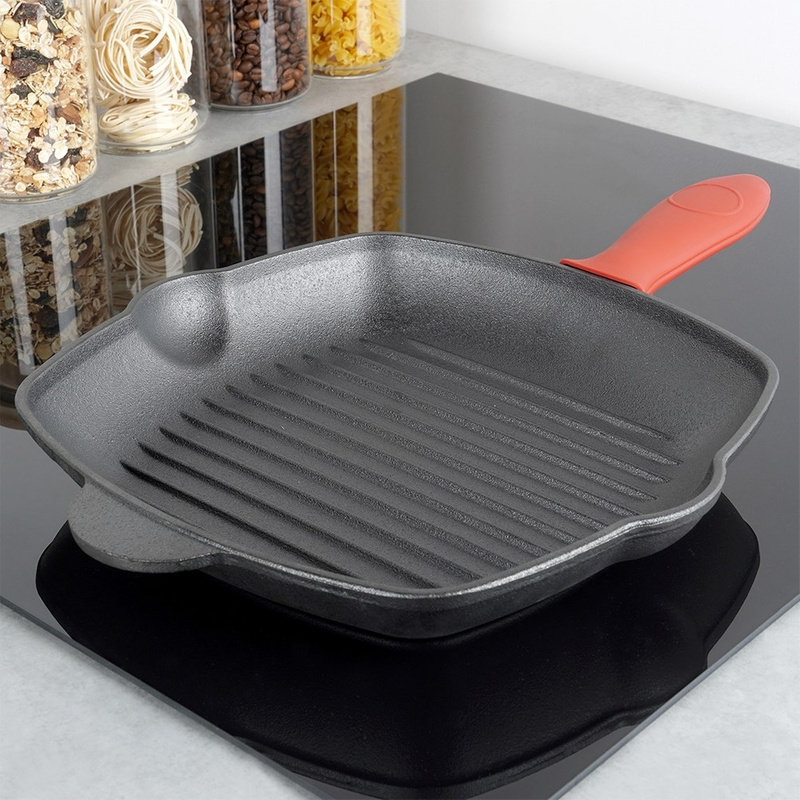 Négyzet alakú öntöttvas grillserpenyő szilikon nyélvédővel – CAST LINE 28×28 cm