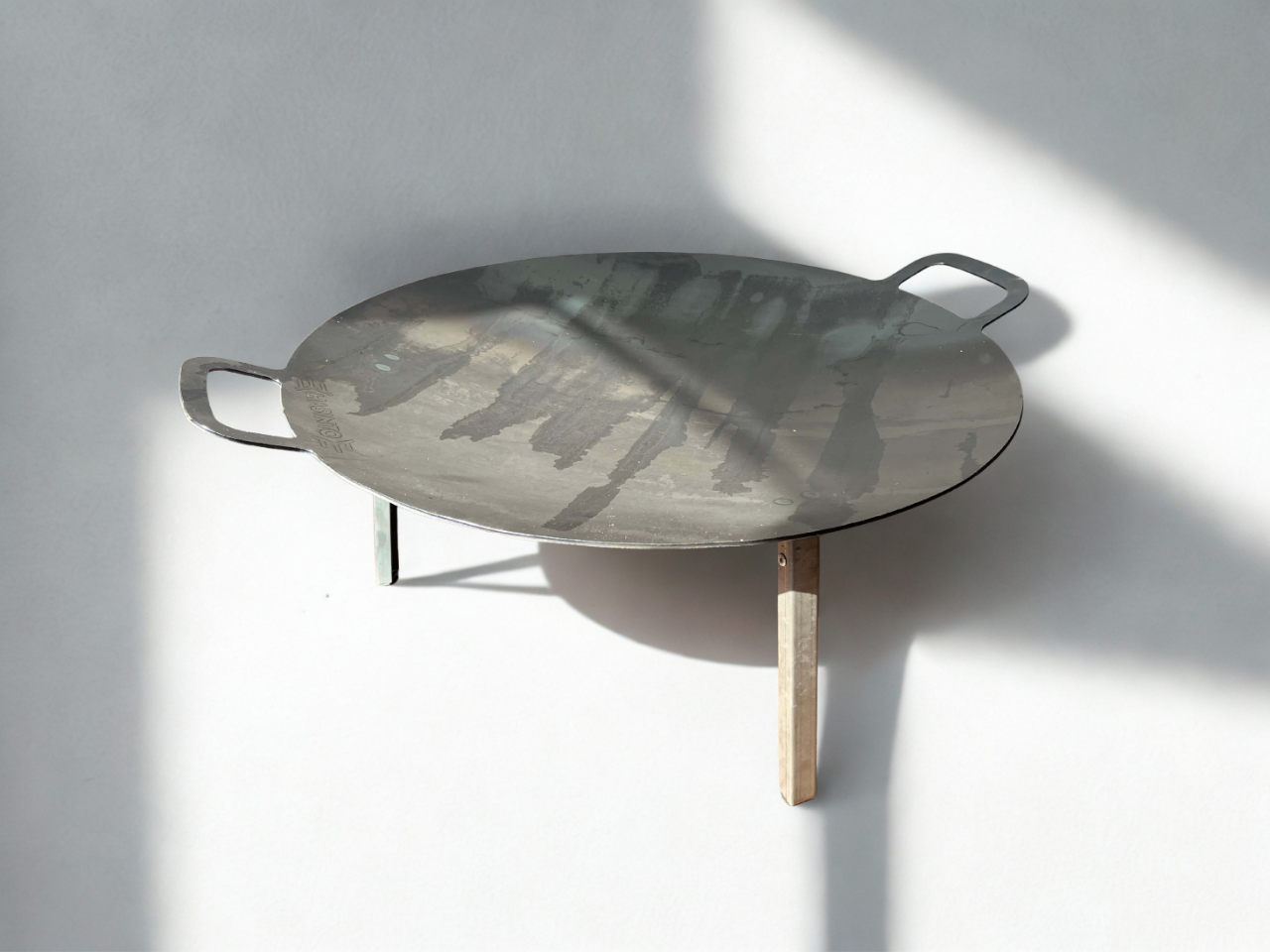 Acél sütőtárcsa összecsukható lábakkal, 60 cm – grilltárcsa nyílt tűzhöz - Image 6