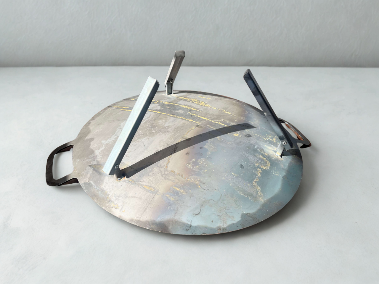 Acél sütőtárcsa összecsukható lábakkal, 60 cm – grilltárcsa nyílt tűzhöz - Image 4